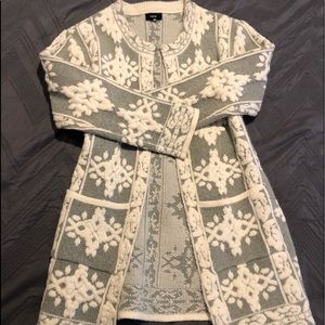 DETAILED WINTER SWEATER